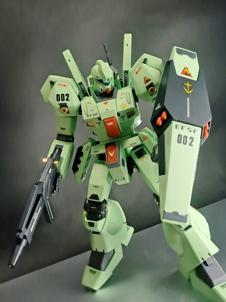 全塗装した色味を一番に楽しみたいので、ディテールはシンプルにすることも意識しました。とはいえ、カッコ良くもしてあげたいので、プラ版を貼ったりしてしています。我ながら、バランス良く仕上ったと思っています!