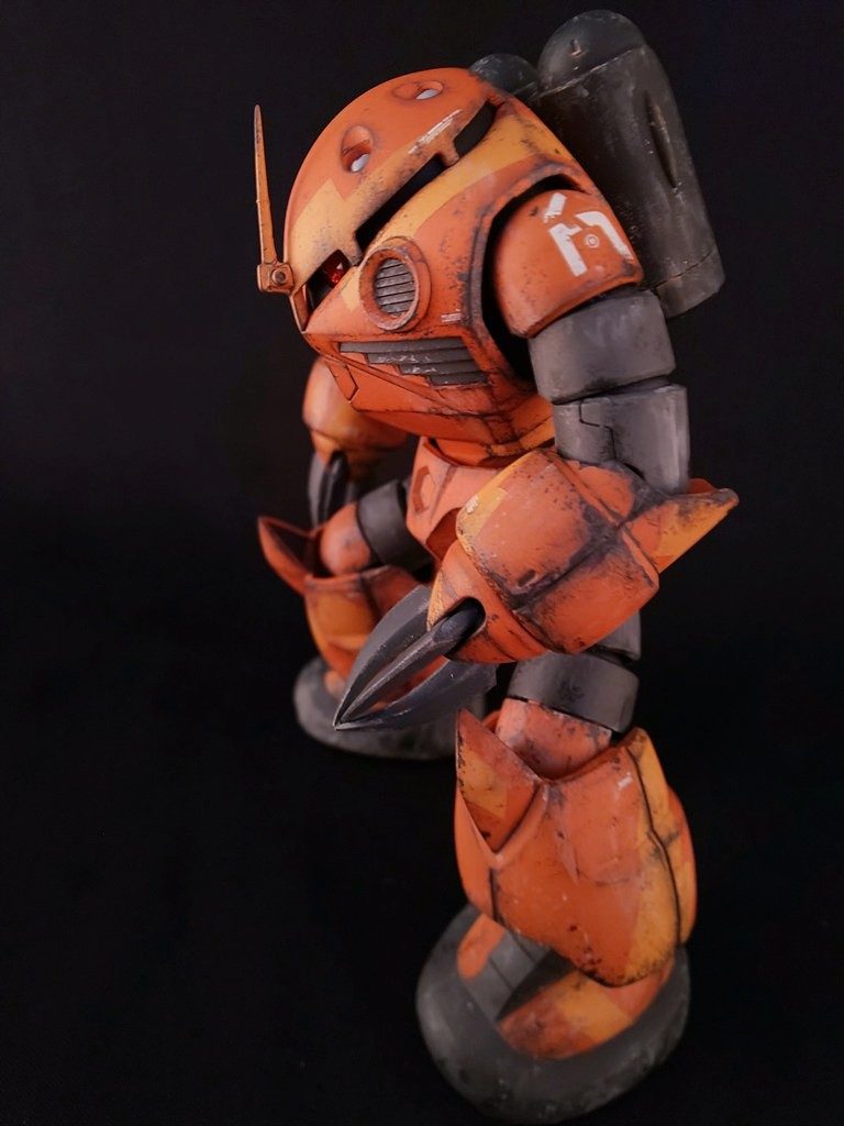 このカラーリングは当時よく見て(聞いて)いた番組のパーソナリティー、芸人の天津向さんをイメージしたものになります。左肩には「向」のパーソナルマーク。爪(指)が折れてるのもネタで。