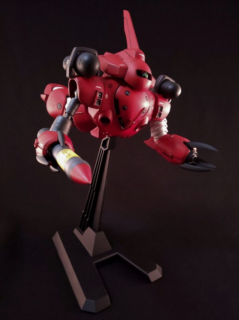 巡航形態?背部ユニットは緊急時の脱出艇になります。脱出艇に武装は無いので生存率は・・・。ちなみに両肩のタンクはハイドロジェット推進器的なものでミサイルや魚雷ではありませんが、追い込まれたら敵にぶつけましょう。