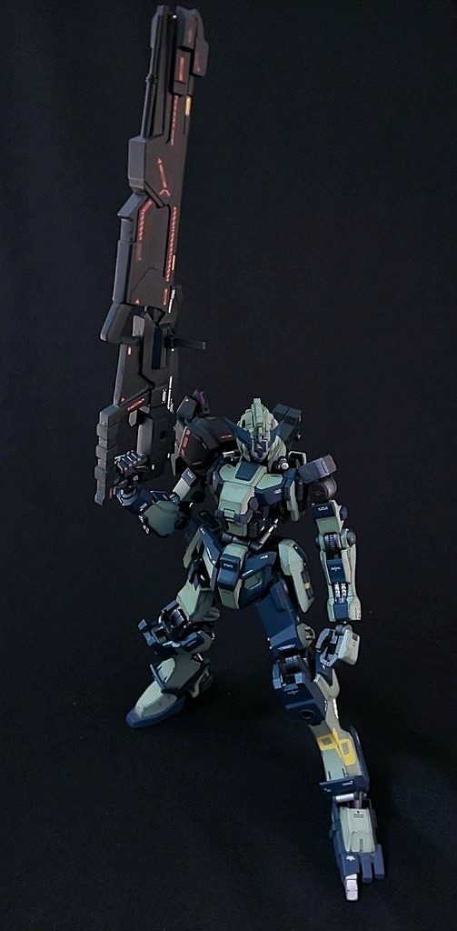 試験型γナノラミネートレールガン。エイハブ粒子を圧縮して撃ち出す兵器。過去のものを現在の技術で復元したものですが複雑過ぎる構造に苦戦し、以前のものより大型化、不安定な試験型となっています。ガコンッ!って感じで背面から取り外します。