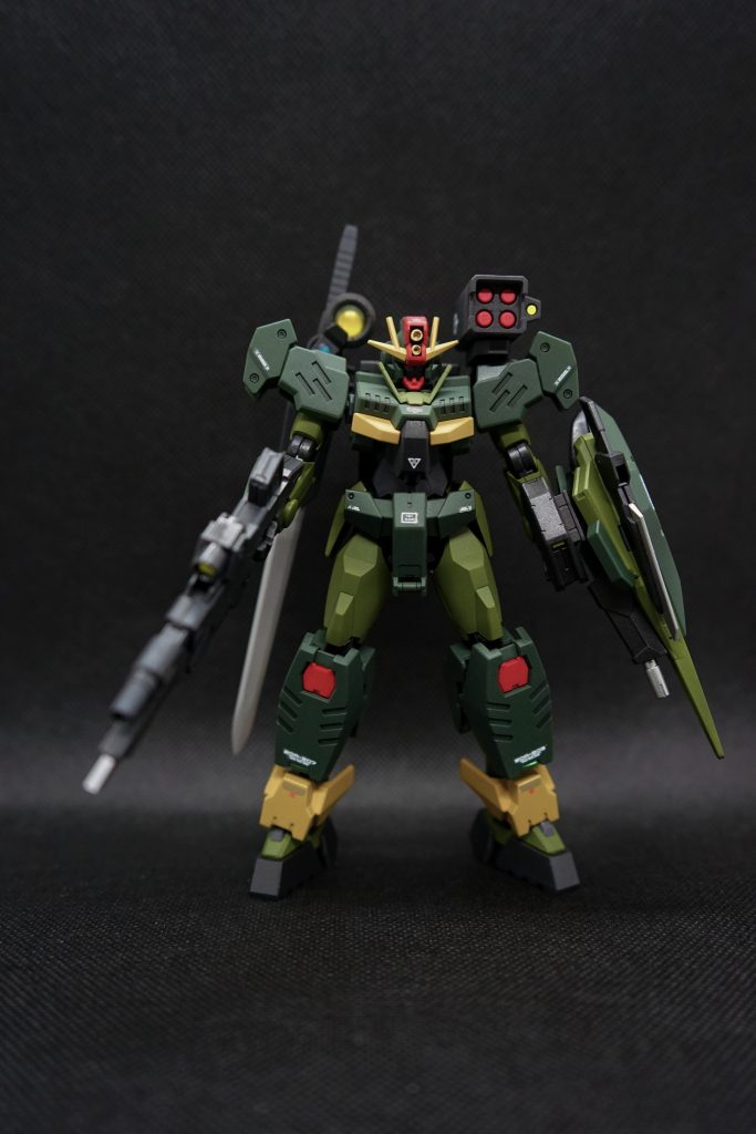 正面市販のデカールをいくつか貼っています。額の金色は昨日発売されたガンダムマーカーのホワイトゴールドで部分塗装しました。