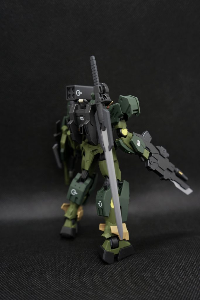 逆側背面バックパック上部もガンダムマーカーホワイトゴールドで部分塗装しています。