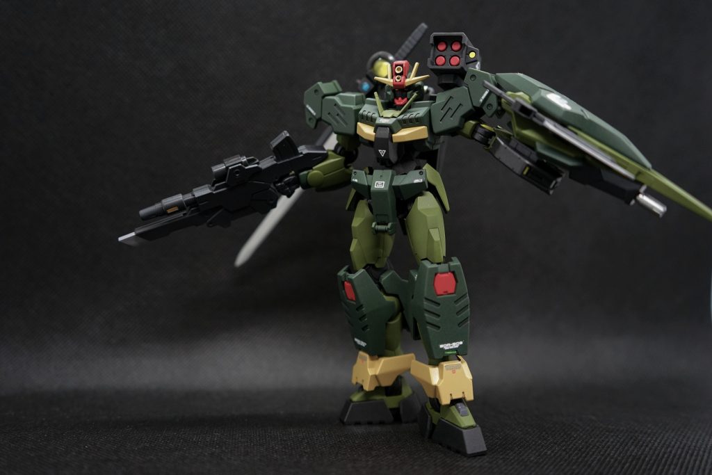 強者感ある立ち姿。なかなか再販されないレアキットですが、もう一機手に入ったら、そちらはトランザム風に仕上げたいと思います。作りやすくかっこいい良キットでした!!