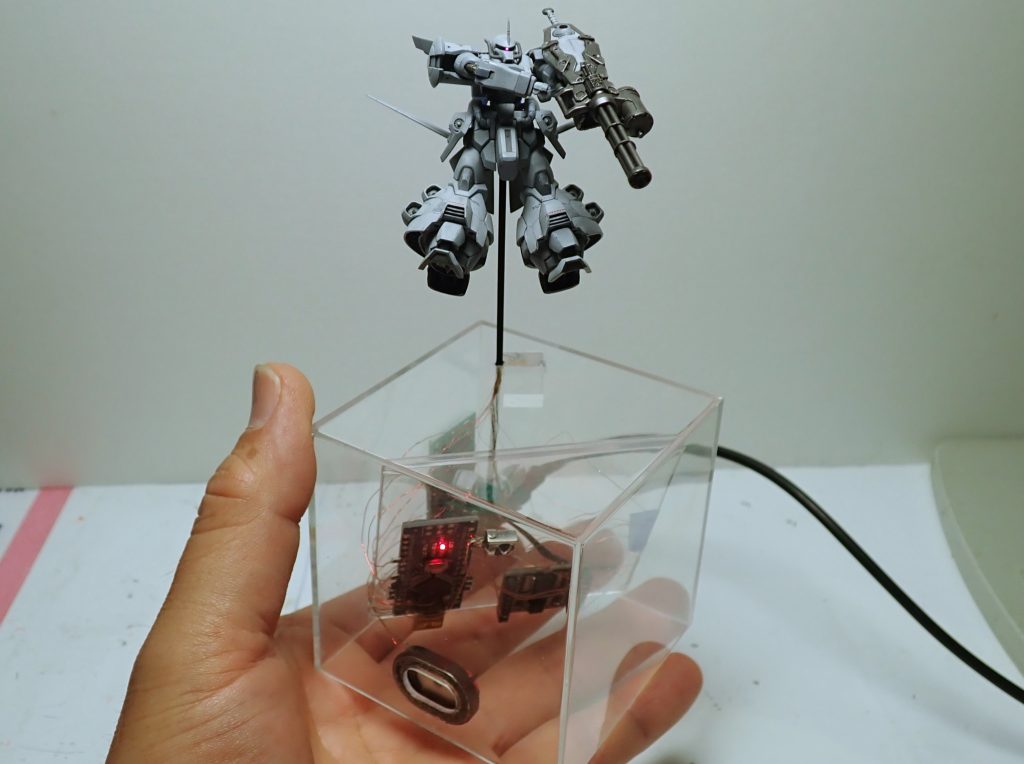 ベースは100均のクリアボックスを研磨して使いました。いちいち裏返さなくてもいいように、スケスケにしてみました(笑)モーターとモノアイはPWM制御で、ガトリングの起動は制外線リモコンです。コントロールはArduino nanoです。効果音はDFPlayerminiiからの出力をPAM8403アンプを通し前面のスピーカーで鳴らしています。