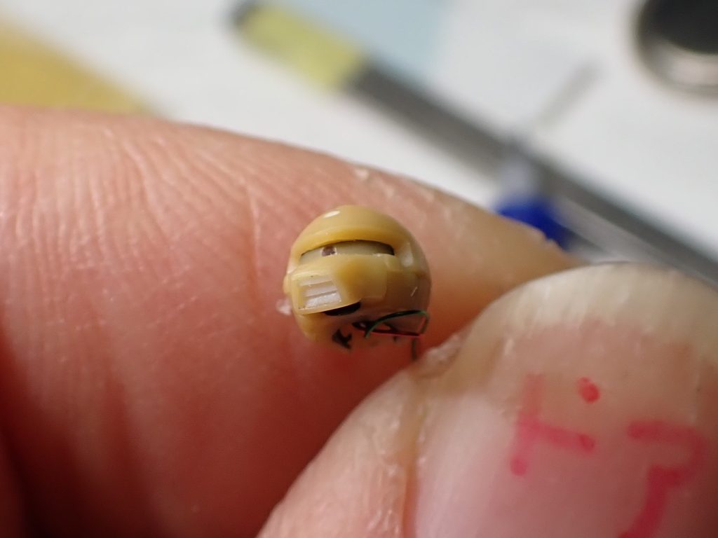 あちこち小さなディティールを追加していますが、多分一番小さな工作箇所口の中のダクトを、プラ板をタガネでそいだ端切れで再現しました。