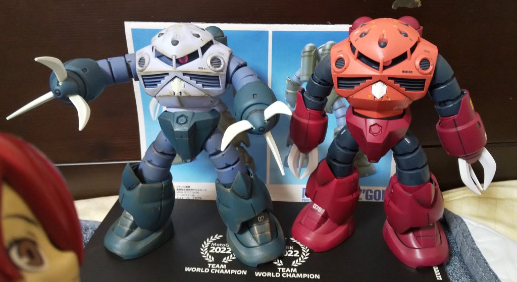 :アゴイ彗星なんたらと言われる赤いバージョンと比べてみた。アゴいのは二の腕と太股内部には動力チューブがあるからな。