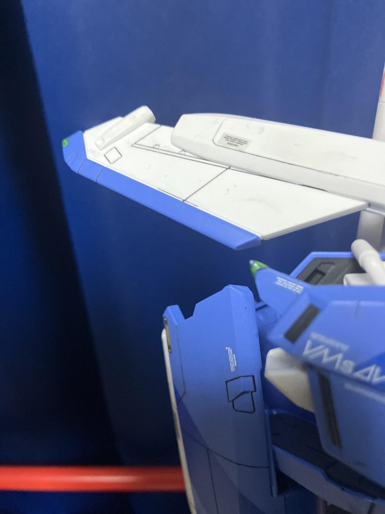 両肩の所など所々バトオペのEX-Sを真似て赤と緑のラピーテープを貼り、UVレジン液で固めました