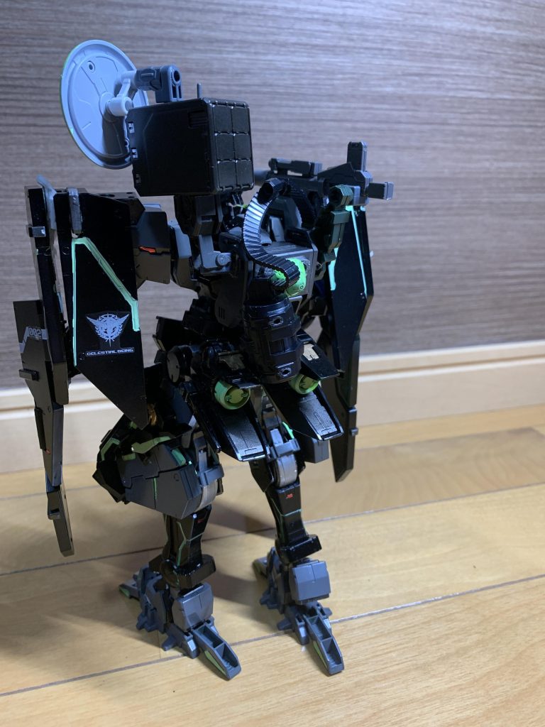 本機の特徴的なバックパックはショルダーキャノンと大容量エネルギーパック、大型レドームと6連装中型ミサイルを装備している。