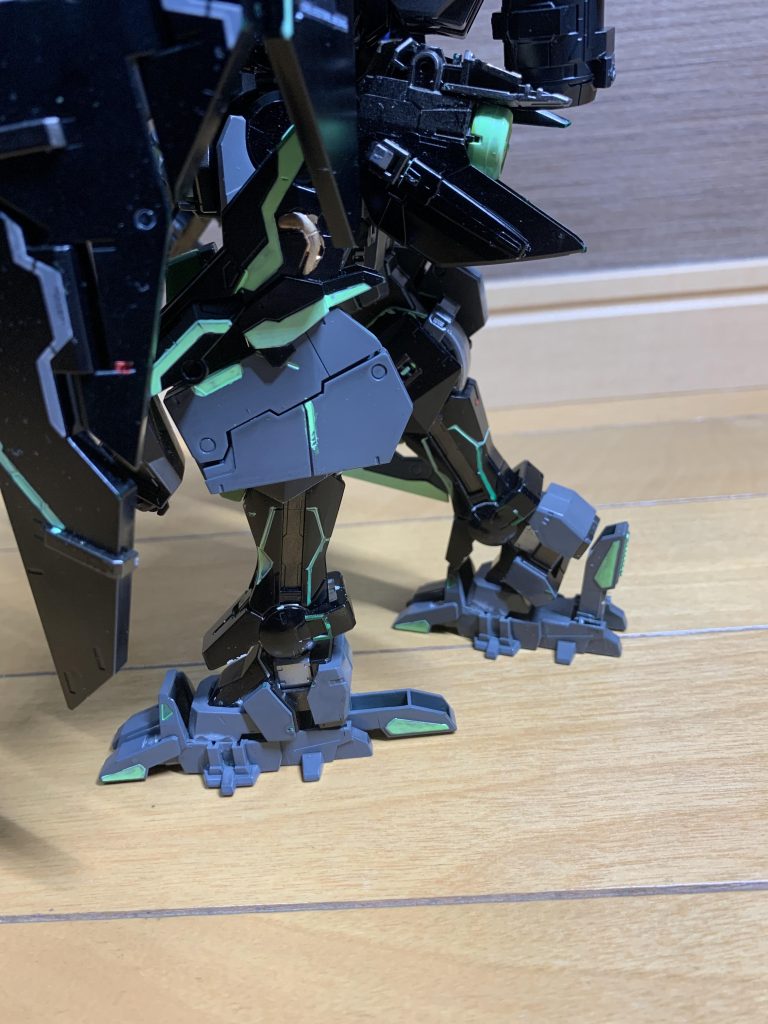 本機の足は基本のデュナメスの足を大型化し狙撃態勢の姿勢とり設置でき、つま先立ちで足の後ろストッパーを上げると普通に歩くことができたり、股関節の内部に電動モーターをフル稼働させることで高速に走ることが可能となっている。一応蹴り技や踏み潰しも可能。