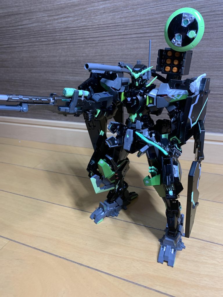 GNミサイル本機の火力総攻撃武器76発のミサイルを内蔵、一部ミサイルのカラーは蛍光イエローとなっており発射した際のミサイルの発射の煙の色に同化させるためである。