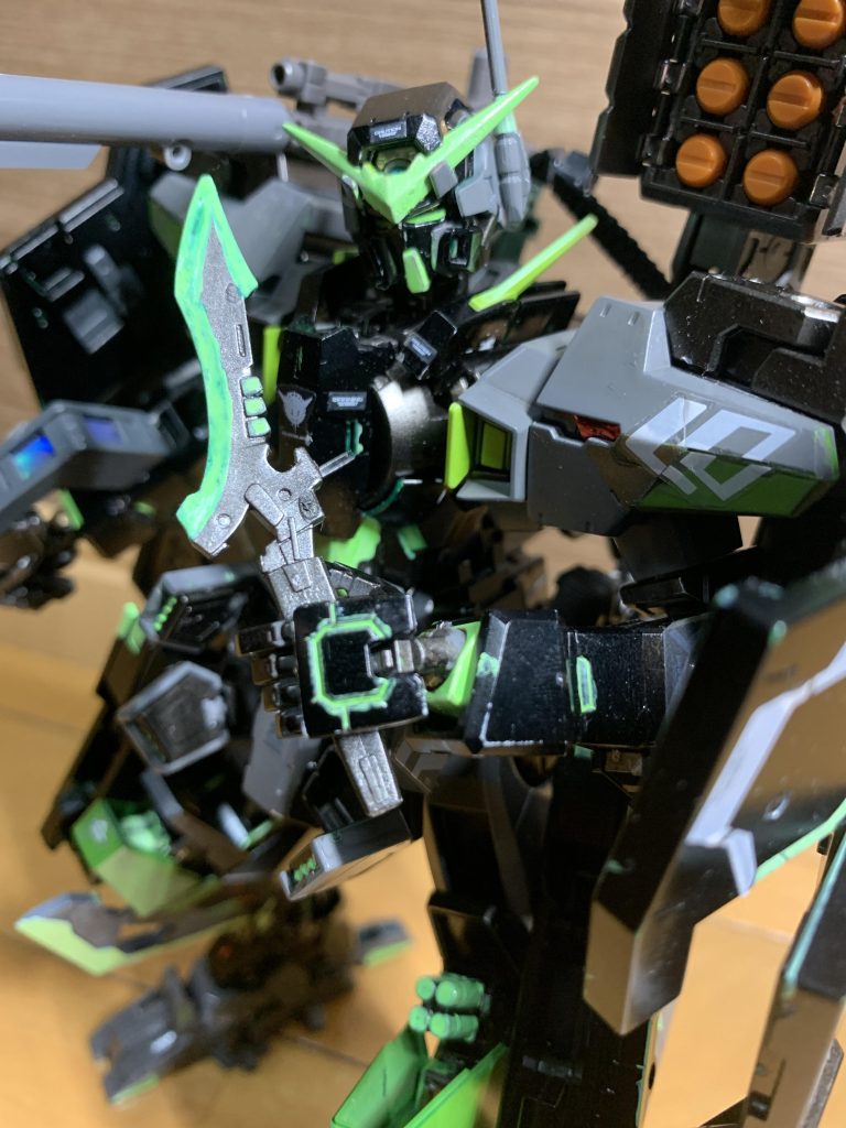 アーマーコンバットナイフ本機の副兵装武器。合金製の鋼を使用しており、切断力と使いやすさに使用している。