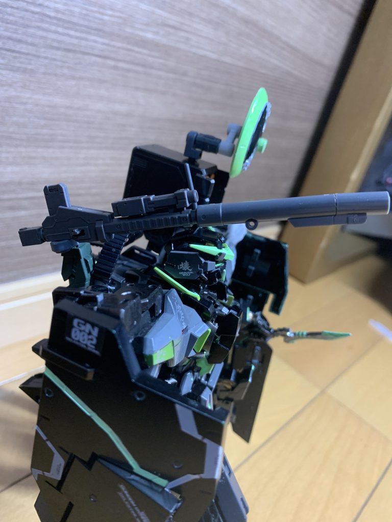 200mm高反動ロケット砲本機の副火力兵装。肩に装備されているGNフルシールドで全身を守りながら砲撃可能。左側のレドームと連携しながら、高精度で迎撃可能。