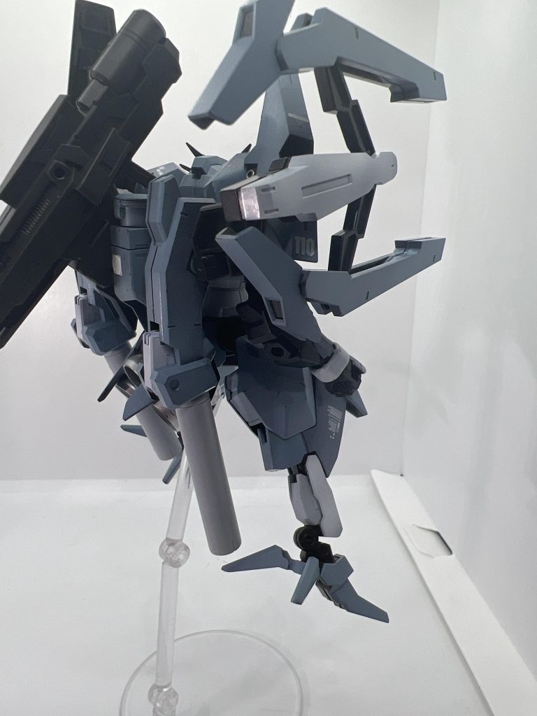 ルブリスソーン自体の腕は別機体のバックパックに移植する事でフェーズドアレイキャノンや盾をジョイントする事が可能になってます。自分は手のジョイント部にタンクを付けてます。