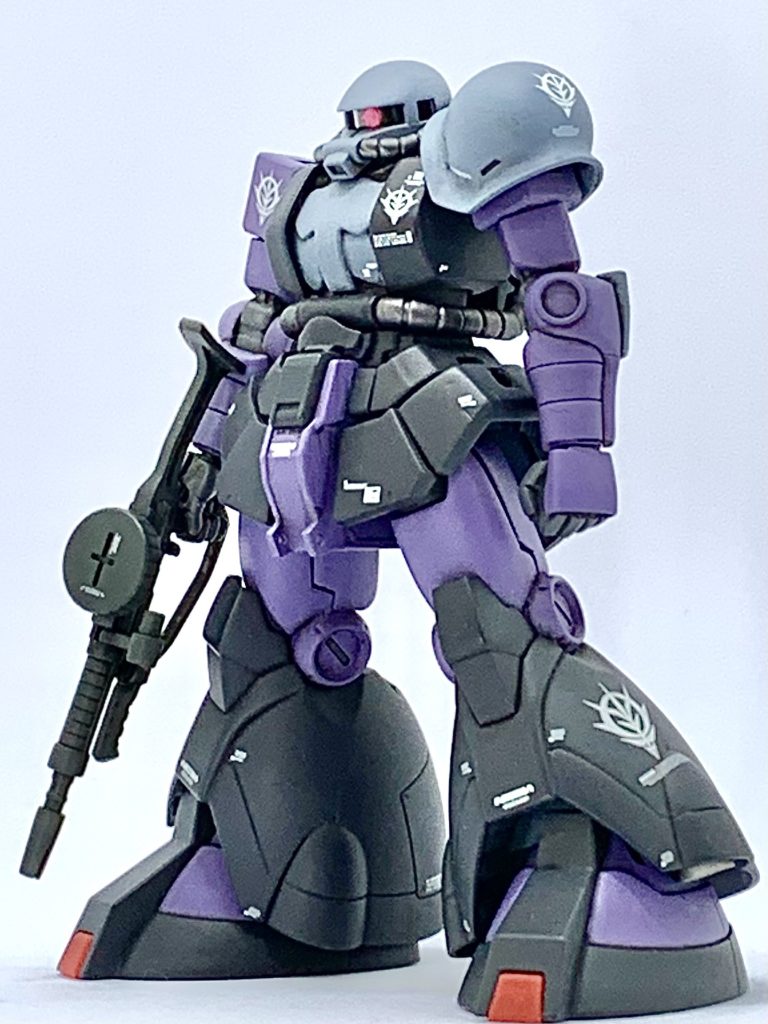 カラーリングは去年作ったリック・ドムIIの残りを使用。最後にウェザリングカラーのマルチブラックをべしゃべしゃ塗りたくって拭き取って仕上げとしています。