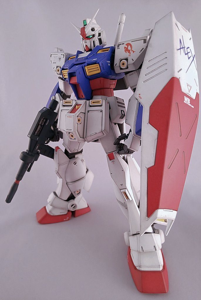 カメラ類は元々のカラーをそのままでグリーンにしました。シールド中央はブルーかレッドか悩みましたがレッドで。FA-MASみたいなビームライフルも好きですがアムロ機と言うことで初代のものをちょっといじって装備させてます。