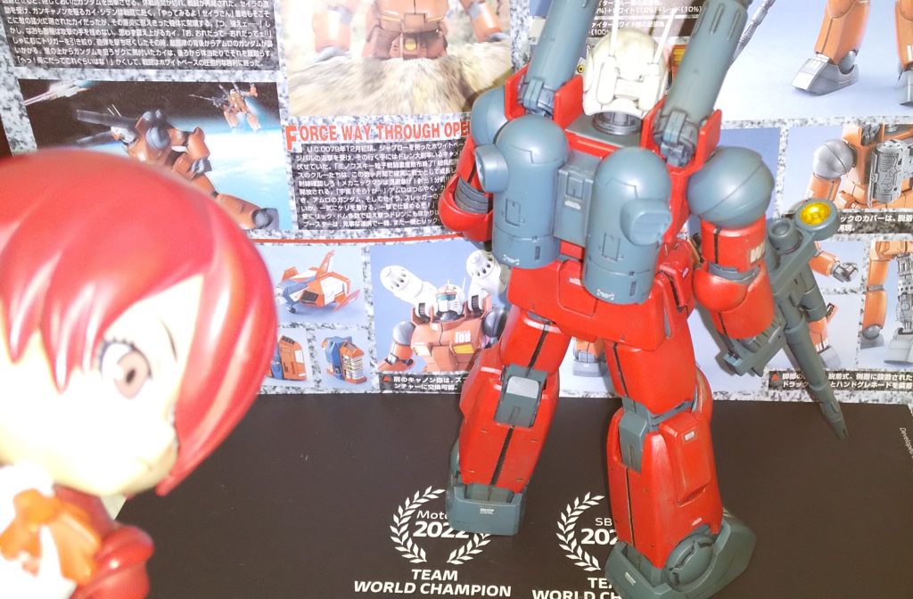 :後ろだ。腕や足とかの段落ちには黒マーカーで塗装だ。色分けされてないビームライフルのスコープには好みでイエローゴールドだ。