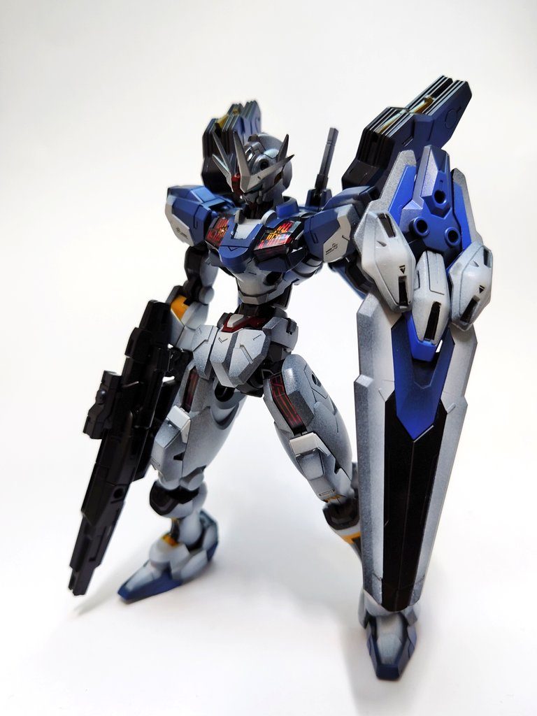 正面から、全体的なシルエットがエアリアルから角ばって、より正統派なガンダムっぽい見た目になっていて、元とはまた違ったカッコよさがあります…!