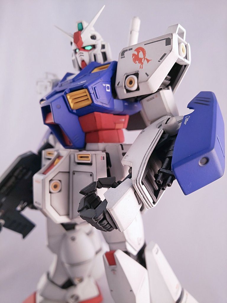 ガトリング。カバーを展開するとマイナスモールドの部分が連動してクルッとまわるのが良いです。バーニィとの最後の戦いで片方の残弾が500発だけあるとの発言がありました。最低でも500発は入るようです。90mm・・・。 