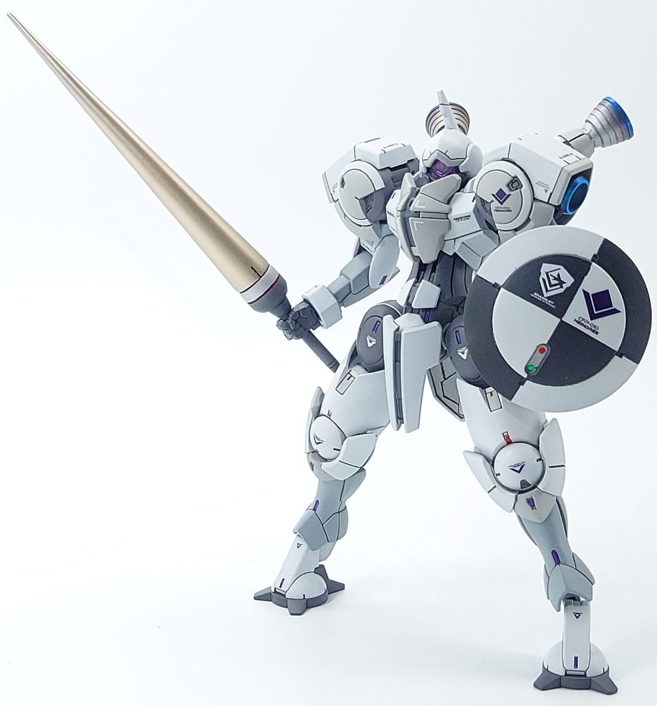 本体は適度に量産機感を残しつつ、ディテールアップを施しました武器は謎つまようじライフルがあまり…だったのでジークルーネのランス基部とジャンクパーツを芯に、パテ盛りで作成したランスを持たせました