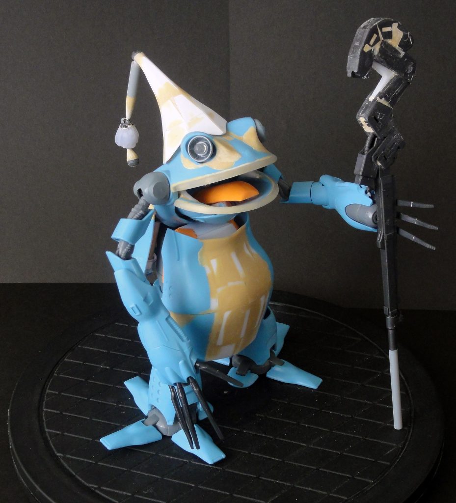 口ビルはタミヤのソフトプラ材で、舌はハンドミサイルユニットです。目は一旦ごっそり切り離し、角度調整の上で再接着しています。お腹はプラ版とポリパテで、でっぷりした感じが出るように。