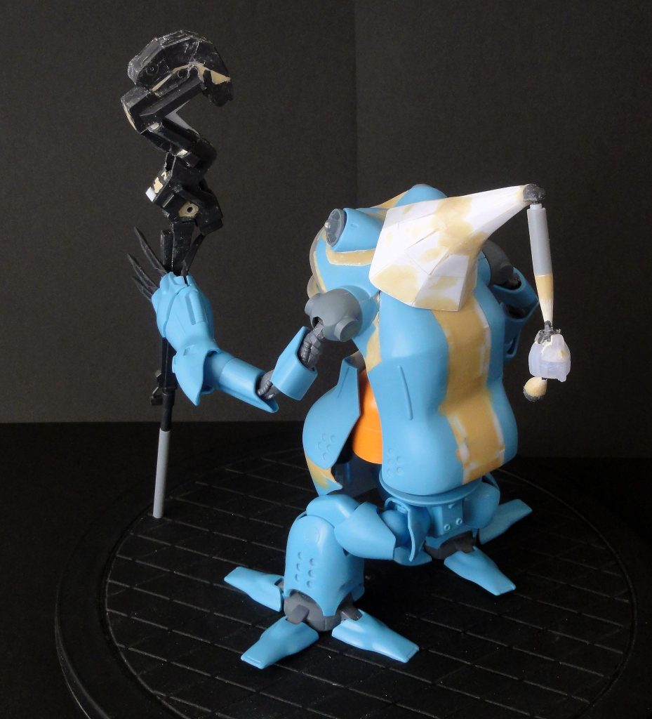 腕と足は基本改造なしです。ただし、足は可動域を広げる加工をしています。杖は1/100ウイングガンダムゼロEWのツインバスターライフルを一旦バラバラにして、再構成しました。