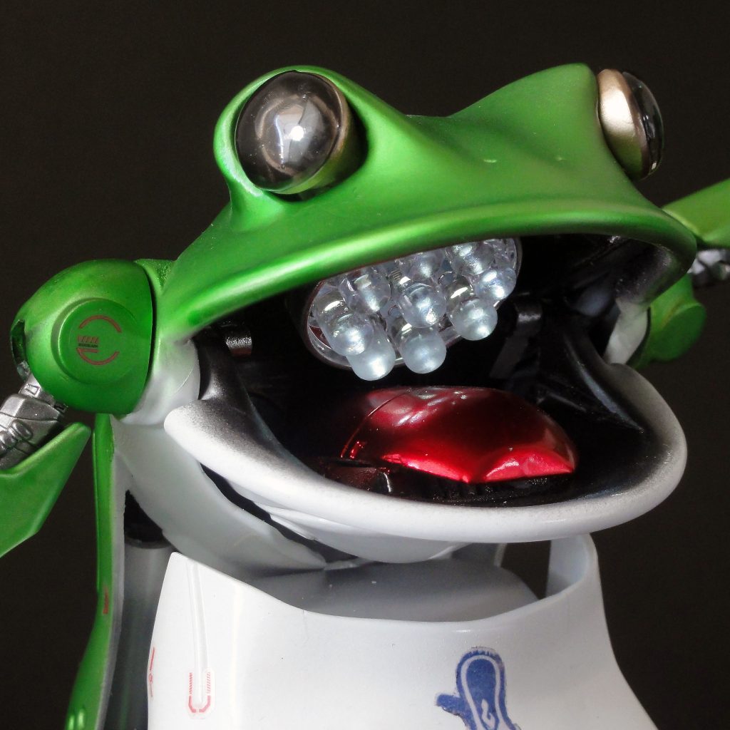 口の中と目にLEDを仕込んでいます。特に目は、レジンで細かい気泡を入れつつ盛り上げ整形することで、ウルウルにしています。なお、撮影時に