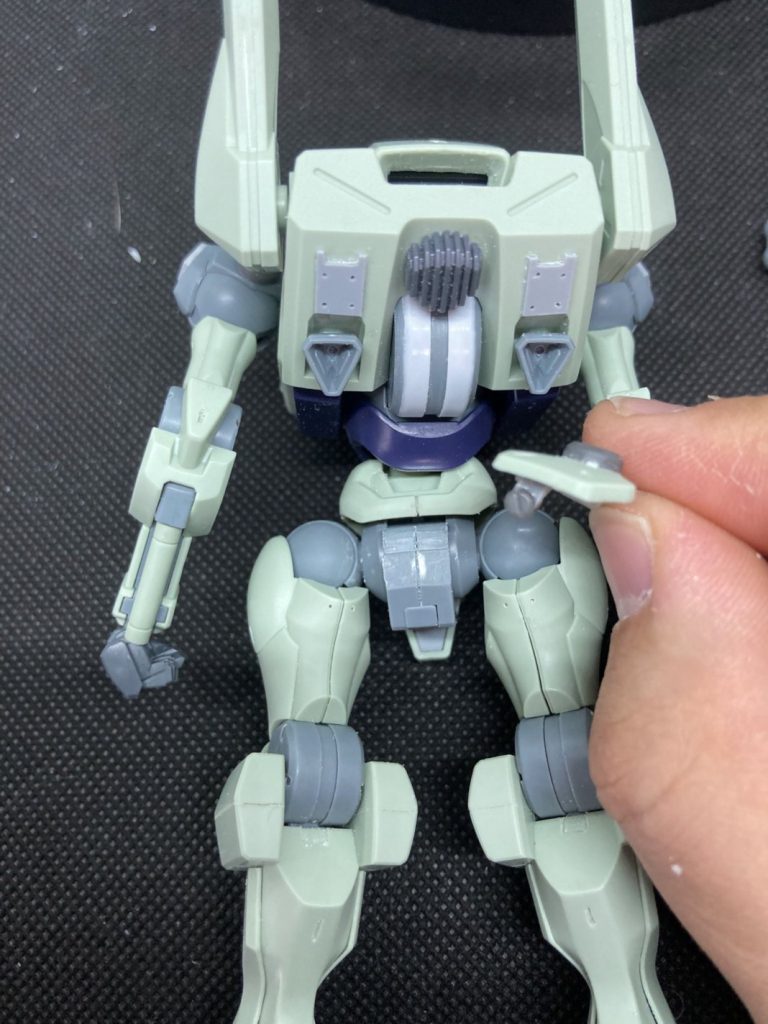 腰にビームライフルをマウントすると、脚を後ろにもってきたときに干渉するため、リアアーマーは可動式に変更。真鍮線の軸を使っていましたっが、後ではめ込み式に変更。分解もらくらく。