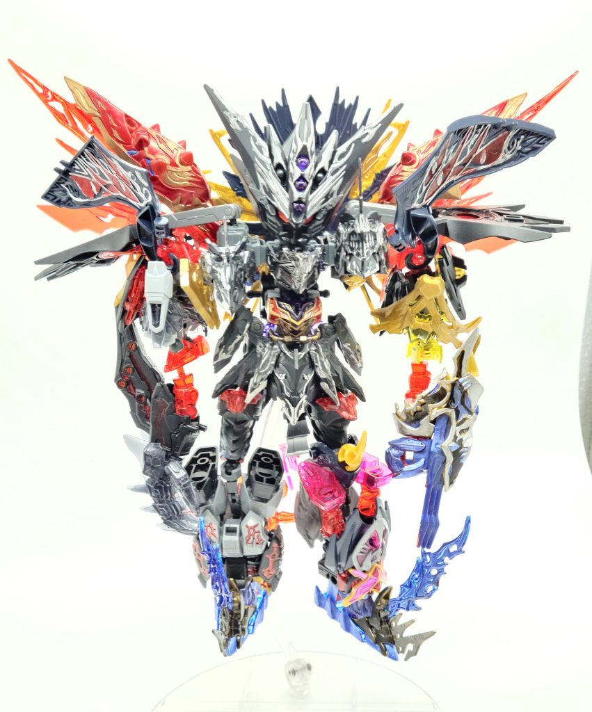 非常にごちゃごちゃしていて見辛い…かつポロリも多いので可動は正直ほぼ無理だと思います。ただドミナントスペリオル ダークネスドラゴンにはスペリオルストライク フリーダムドラゴンとオルタナティブジャスティス インフィニットドラゴンとは別の方向性のパワーアップをさせたかったというだけの理由で作りました