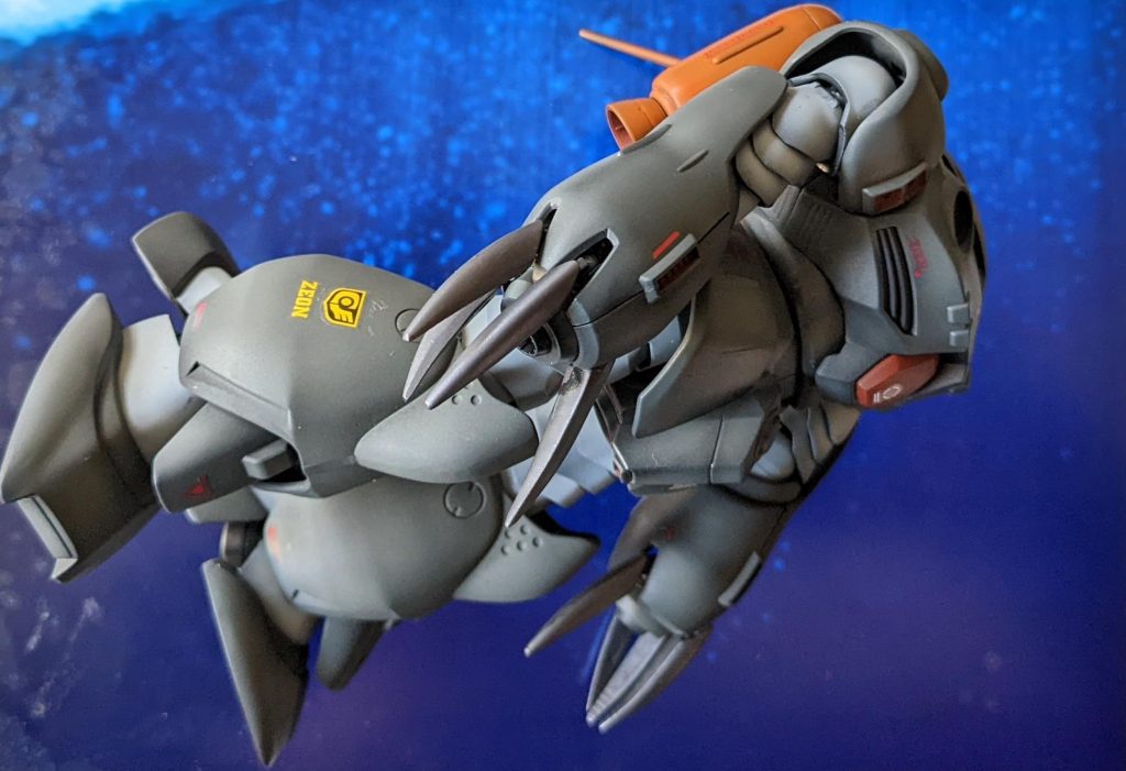 これが一番肉眼に近い色味です。爪を一本無くしてプラ棒から削り出し作成。