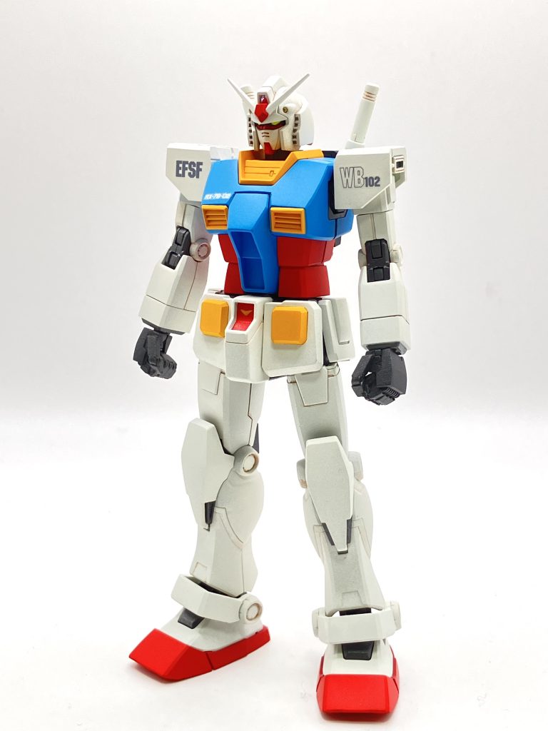 カラーリングレシピ本体メインカラー:ガイアノーツ マスオホワイト赤:ガイアノーツ ブライトレッド(発色というより名前で決めた感)青:クレオス RX-78ブルー アニメカラー関節部:ガイアノーツ メカサフヘヴィ&バーチャロンカラー フレームメタリック2黄:ガイアノーツ 橙黄色