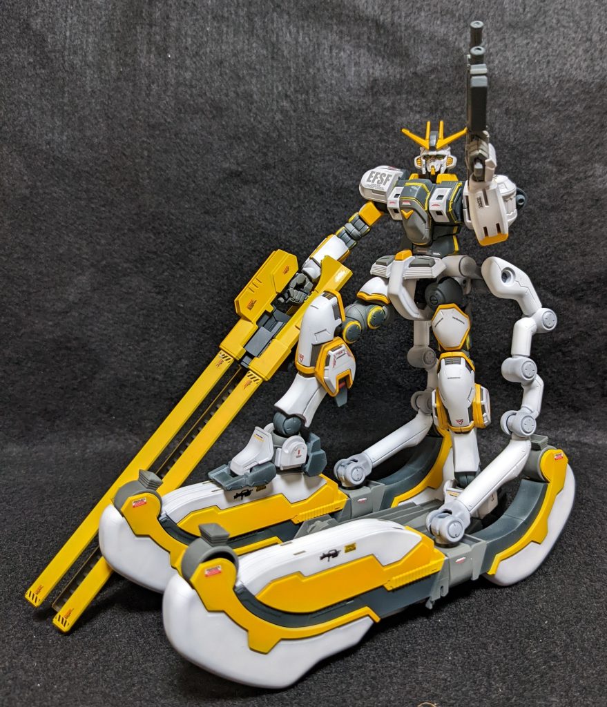 塗り直し前、関節部がまぁ大変よ。ラッカーでグレー入れたあとにエナメルでシルバー→オレンジ+イエローで吹けば良かった。