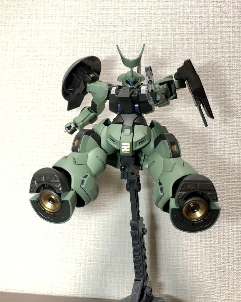 バーニアで減速しながら射撃してるイメージで。わかりにくいかも知れませんが、カメラアイ部分はメタルバイオレットで塗装してます。