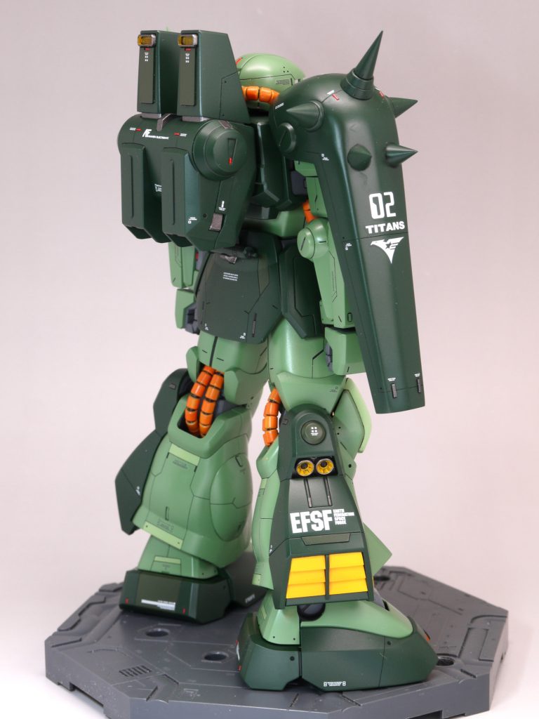 ・モノアイのスリット上側に1mmプラ板を貼って目つきを悪く・首を約2mm短縮し、後ろに約2mm移動・肩の軸を加工して、上に約2mm、内側に約2mm移動  さらにポリキャップのストッパー部をカットして約2mm内側にシフト・上腕を約1.5mm短縮・太ももを約5mm延長これらの加工により、ザクらしいコンパクトな上半身と、ハイウエストのミニスカートな感じに出来たと思います。