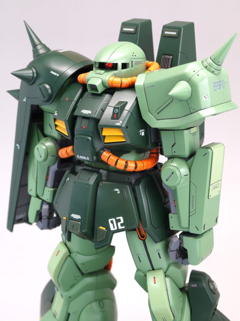 カスタムへの改造はアレンジを加えながら行いました。・モノアイはHアイズに置き換え。裏にラピーテープを貼り付け。・口のダクトは1mm延長。・コクピットハッチ、前腕外側にパテやプラ板で装甲を追加。・右肩はキットの左肩をベースにプラ板やパテで加工。・左肩はプラ板で作製。    角ばっていますが、ご了承ください。    スパイクはいずれもオプションパーツから選定。