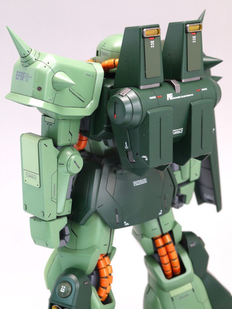 ・ランドセルはセンサーや整流板をオミットし、上部ブロックをプラ板で拡大。    設定にはありませんが、ダクトを追加。    ブロックの正面にはシイタケモールドを追加。