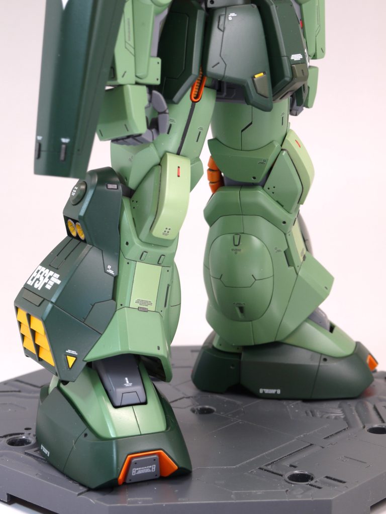・太もものヒザ周りとヒザアーマーに、パテで装甲を追加。・スネ外側の整流板とバーニアをオミットして、プラ板でダクトを追加。・太もも付け根の謎のミニパイプは、ダクトに変更。放熱用と言うことで。・ヒザのパイプは、裏はコトブキヤのパーツに置き換え、表はプラパイプでシリンダーをつくって置き換え。