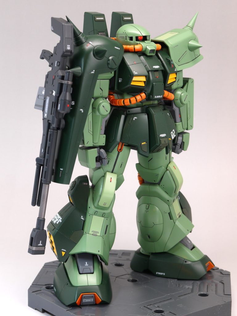 スナイパーライフルはデュナメスのものを少し加工して持たせました。マガジンを追加しています。右前腕との接続部にはマグネットを入れてありますが、あまり保持力は高くありません。ビームライフルは右肩に付けることもあり、フォアグリップを削除し、ショートバレル化しています。