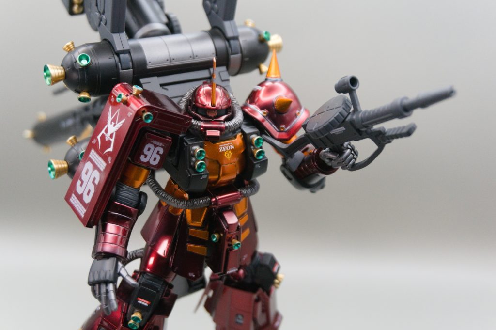 キットに付属しているマーキングシールだとせっかくのキャンディ塗装が台無しだったので別のデカールを使用しました。肩シールドに貼るジオン公国軍の丁度いいデカールがなかったので、シャア専用機となっています