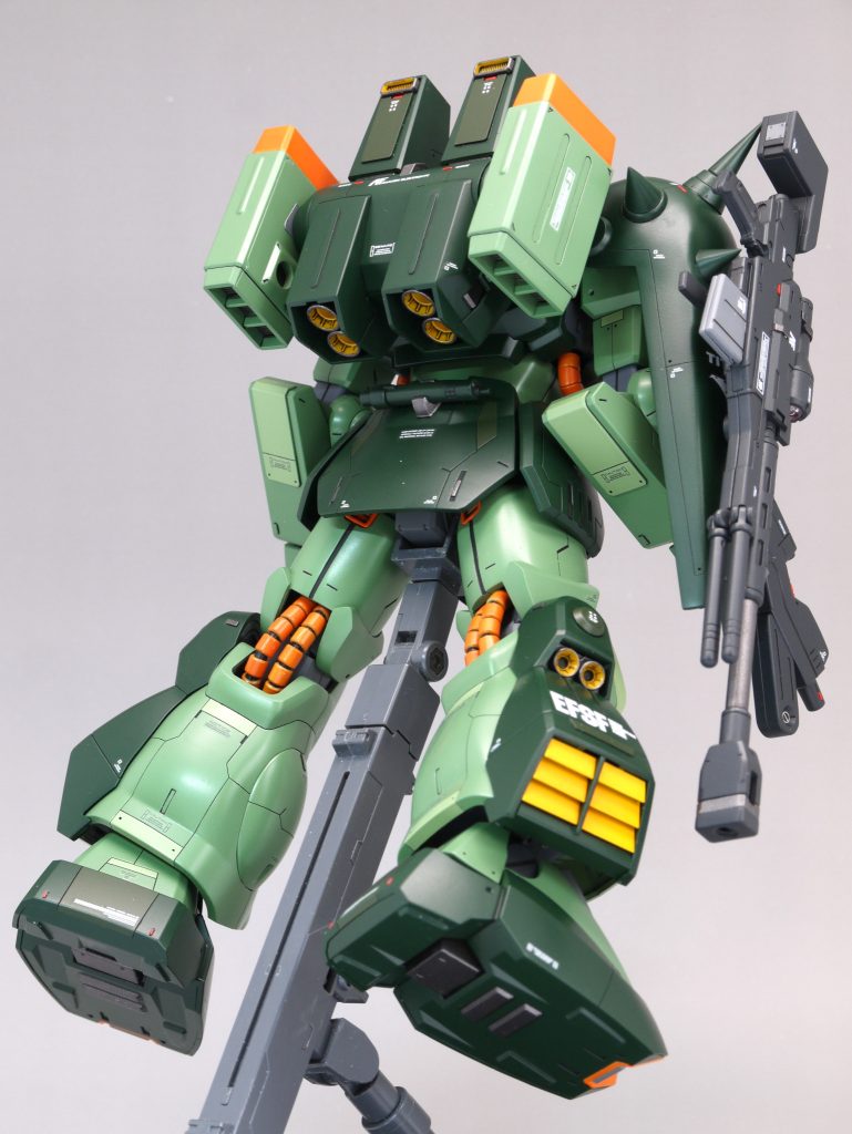 キットでは腰にマウントするミサイルポッドですが、直立時に脇が開くのが好きではなかったので、バックパックにマグネットで付けるようにしました。回転止めは設けていないので、向きは定まりません…。ちなみに、腰の後ろにマウントするビームサーベルは他のキットから流用しています。