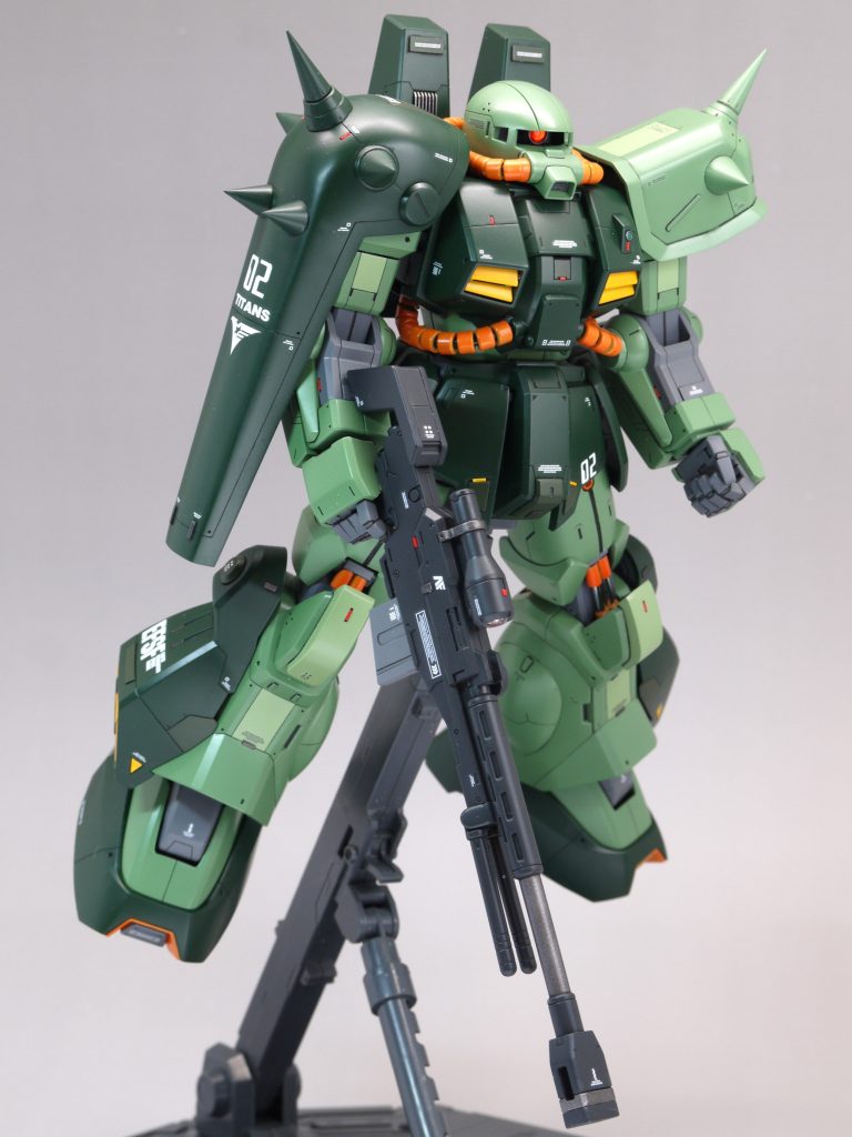 古いキットなので可動範囲は広くありません。また、古いのでポリキャップが少し劣化しているかもしれません。手首のポリキャップは割れてしまっていたので、別の新品に置き換えてあります。