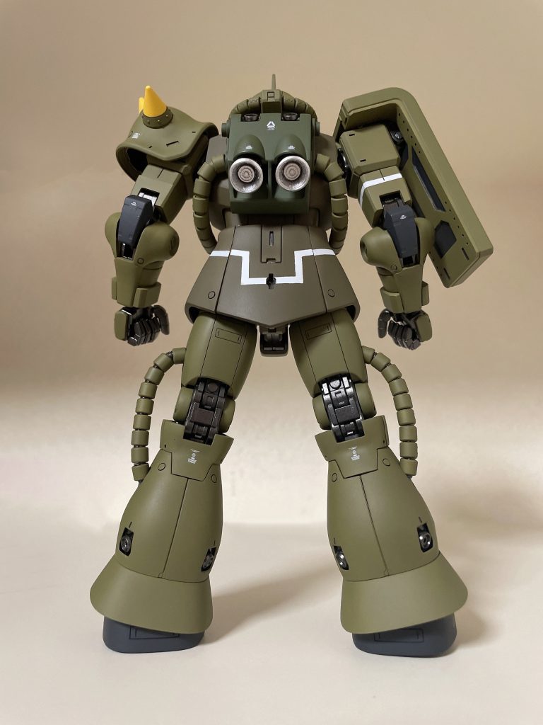 バックパック、シールドも設定画に近いものを改修・作製しました。サイドアーマーとリアアーマーのホワイトラインがズレてしまいました。まだまだですねー。