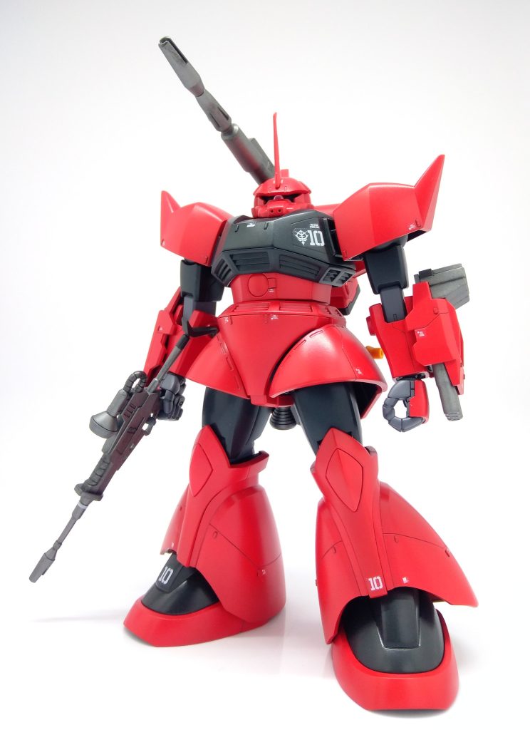 スジボリでパネルラインを適度に追加、プラ板を切り出したチップを面の広いところにアクセントとなるよう配置。モノアイはHアイズに、ツノはMGのものに挿げ替えています。