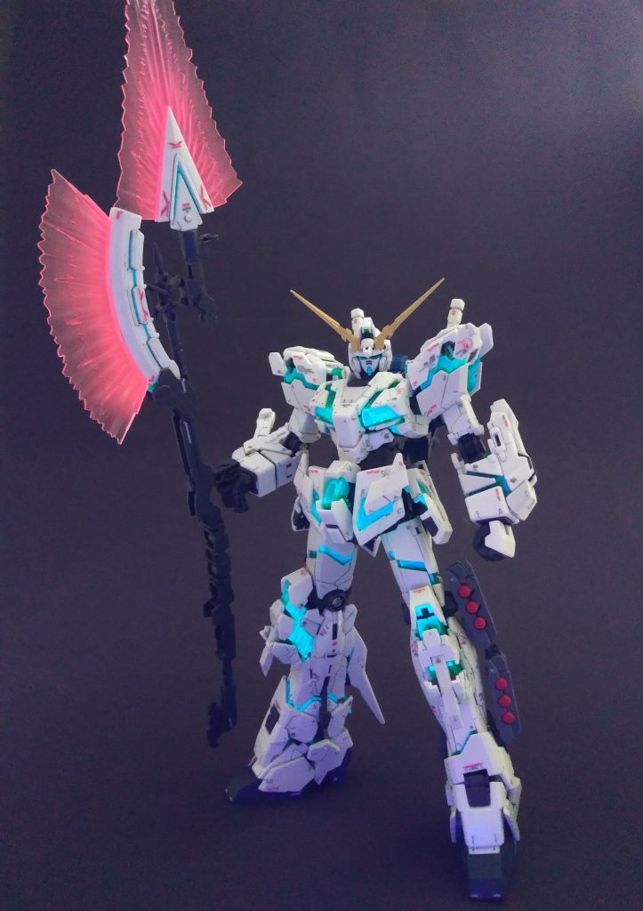 サイコフレームがブラックライトに反応してくれるのでなかなか楽しいです。ジャベリンのビーム発生部を蛍光ピンクで塗ったのでこちらも反応してくれます。