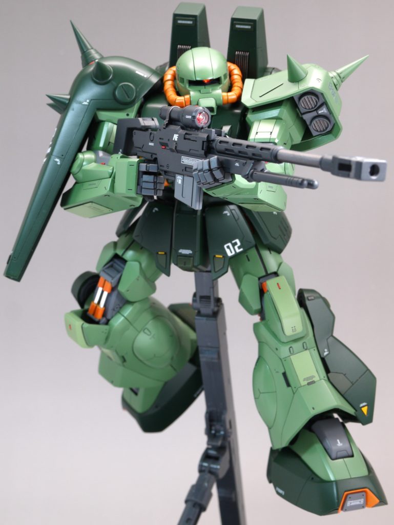 ライフルを構えたポーズはギリギリ出来ます。モノアイの構造はキットのままなので、向きを変えることが可能です。クリアのバイザーは好きではないのでオミットしました。ハイザックカスタムも狙撃用の機体と言うことで、デュナメスのスナイパーライフルが合うと思います。（スクラッチをサボった、とも言います）本当は対艦用のライフルを持たせたかったのですが、1/100ではキット化されていないのであきらめました。