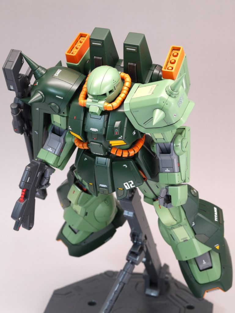 武器を全部取り付けると、重武装になります。残念ながらヒートホークはありません。このアングル、AOZのイラストのようで気に入っています。