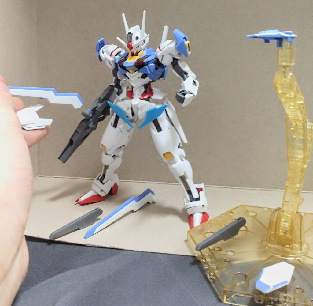 ・エスカッシャンの一部を展開スタンドが…無いので…素手で構えました。うん。ピンぼけしてますね()