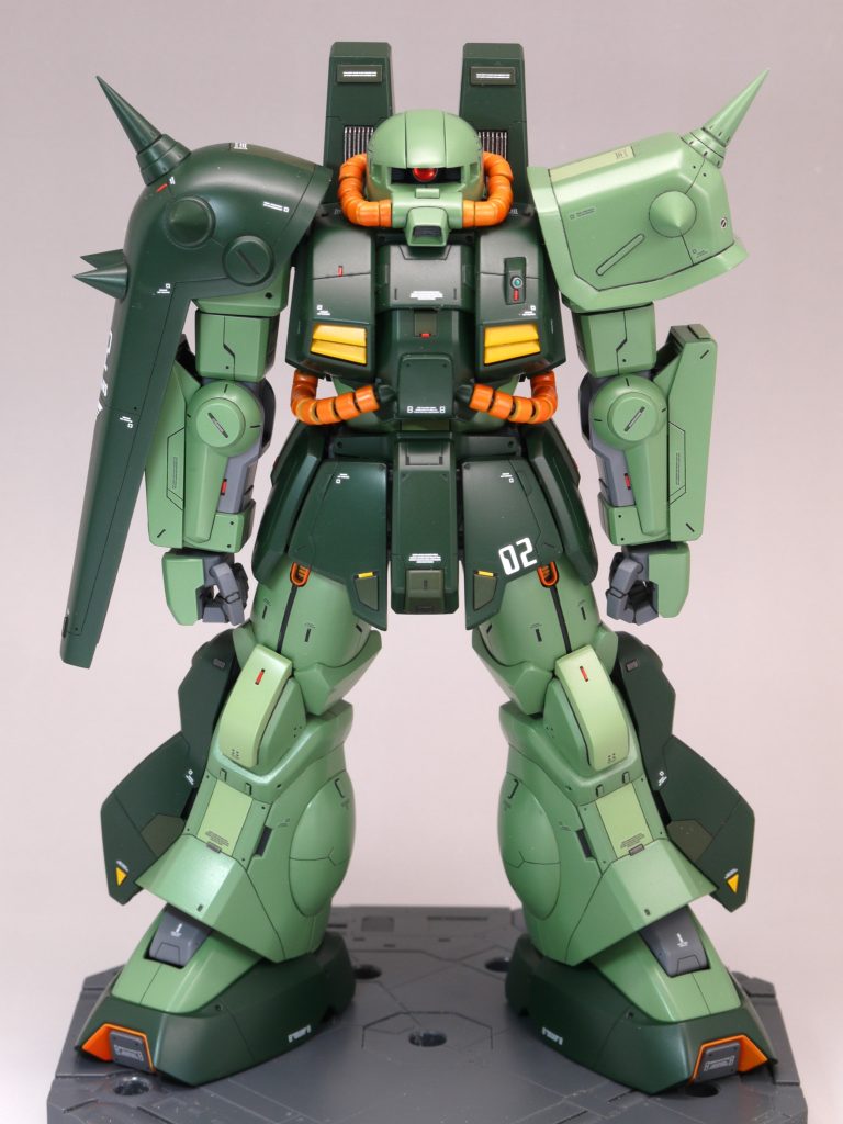 設定画ではノーマルとカスタムは別モノな感じですが、今作ではノーマルに増加装甲を追加したイメージで改造しました。どーうしても、塗装時に細かいホコリがついてしまっています。目立つものはリカバーしていますが、小さいものはご了承ください。ベランダペイントの限界でしょうか…。