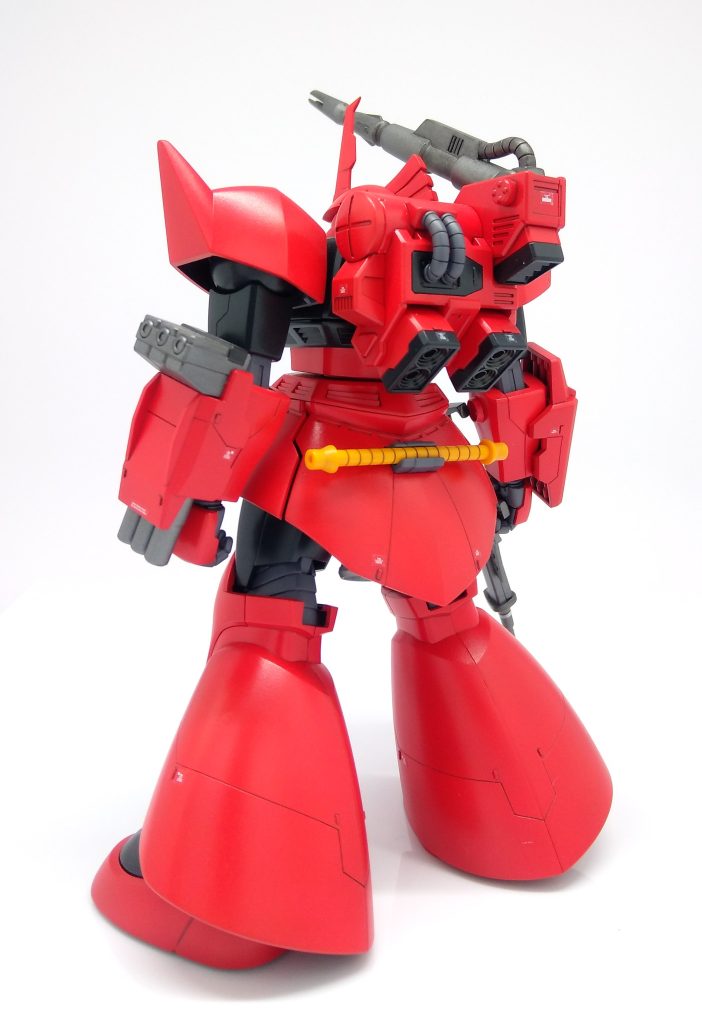 汚し塗装はせずに半光沢で仕上げました。デカールはオリジンHGの旧ザク付属のものを使用しています。