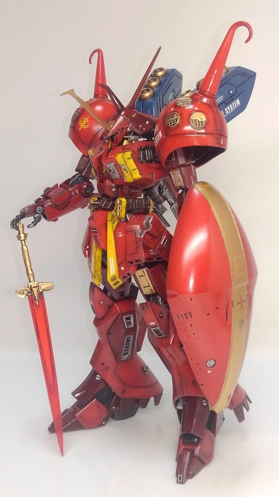 結構塗ったのですが、結局ほとんど落としてほとんど成形色仕上げになりました。プラバン等で改造した場所と細かい部分のみ塗装致しました。背中のファンネルコンテナはサザビーから。盾はwaveのレッドミラージュの余剰パーツです。コーラス戦仕様の盾だと思います。