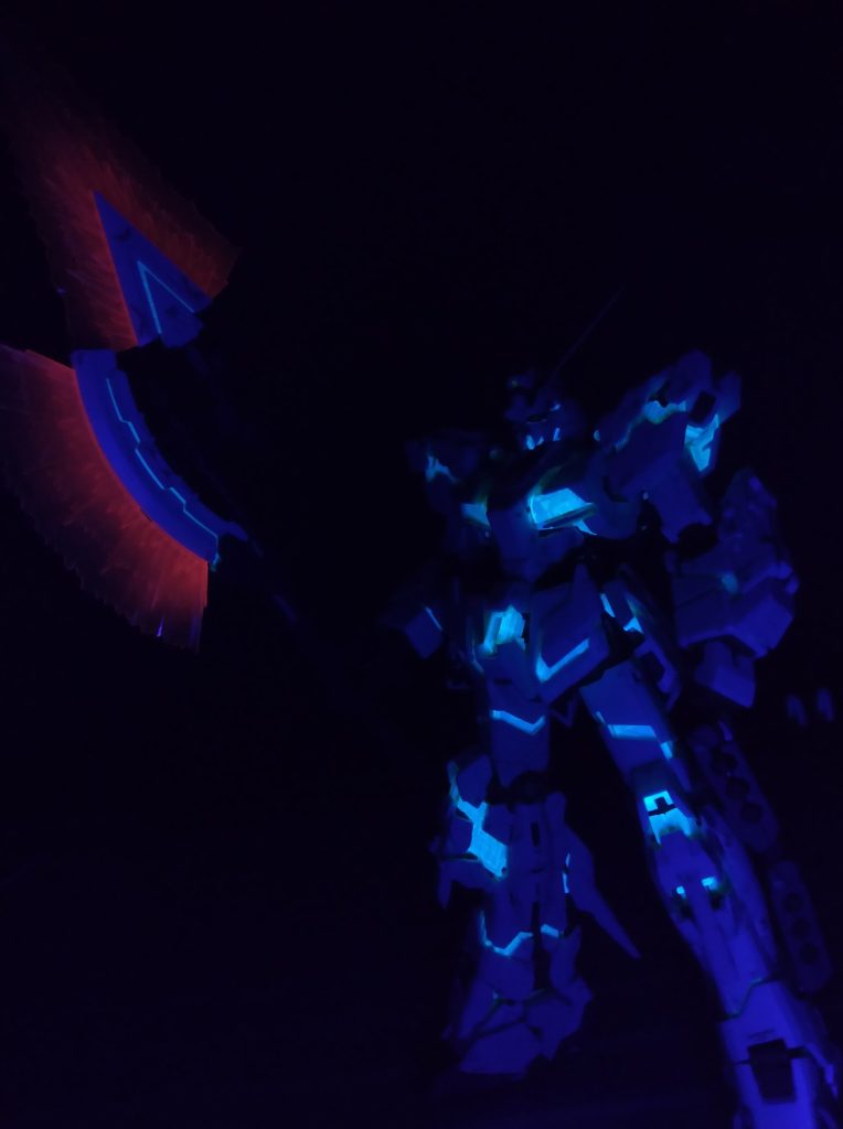 部屋を真っ暗にして撮ってみました。いい感じに光ってくれてます。